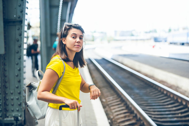 Женщина на вокзале ждет место для копирования поезда
 - Фото, изображение
