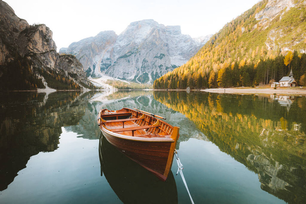 Hermosa vista del tradicional bote de remos de madera en el pintoresco Lago di Braies en los Dolomitas en la luz panorámica de la mañana al amanecer, Tirol del Sur, Italia
 - Foto, imagen