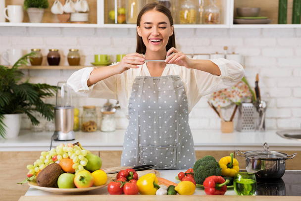 Блогер еды. Женщина делает фото овощей и фруктов
 - Фото, изображение