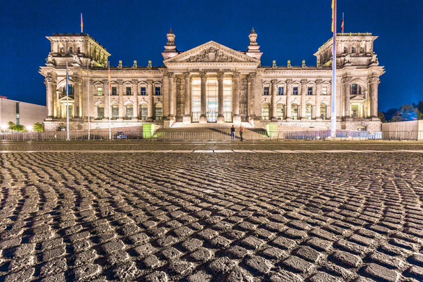 Klassischer Blick auf das berühmte Berliner Reichstagsgebäude zur blauen Stunde in der Abenddämmerung, Mitte, Deutschland - Foto, Bild