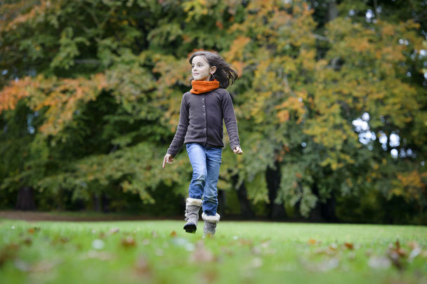 girl running in the park - Foto, afbeelding