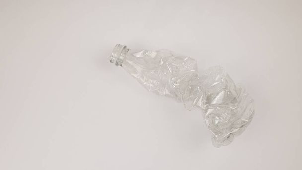 Os frascos de plástico utilizados são esmagados e esmagados contra um fundo branco. Conceito de reciclagem
 - Foto, Imagem