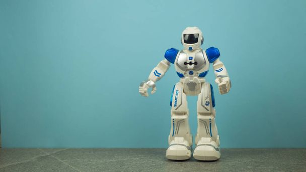 branco com adesivos de robô azul no fundo azul
 - Foto, Imagem