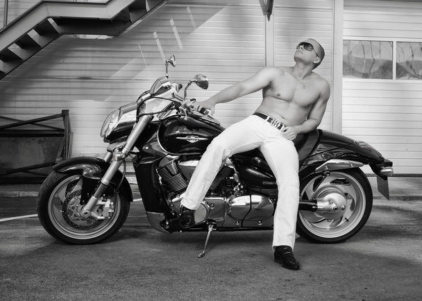 gömleksiz beyaz motorcu - Fotoğraf, Görsel