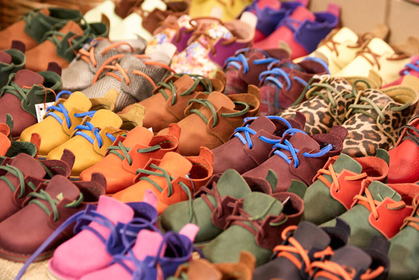 Многие детские пары обуви
. - Фото, изображение