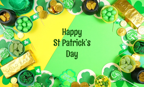 St Patricks Day flat lay with chocolate coins, leprechaun hat and shamrocks. - Foto, Bild