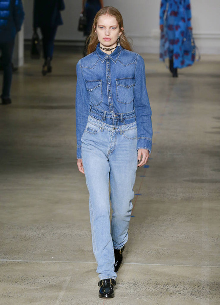New York, New York - February 09, 2020: A model walks the runway at Zadig & Voltaire Fall Winter 2020 Fashion Show - Foto, afbeelding