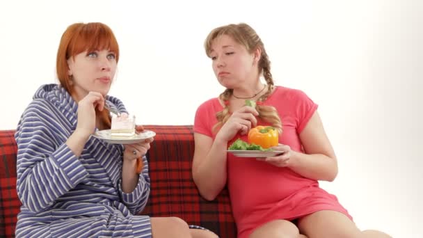 zdrowy i unheathy jedzenie, owoce, warzywa czy fast foodów - Materiał filmowy, wideo