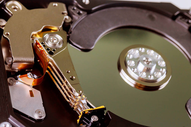 Indústria de computadores de reparação de disco rígido em disco rígido quebrado desmontado
 - Foto, Imagem