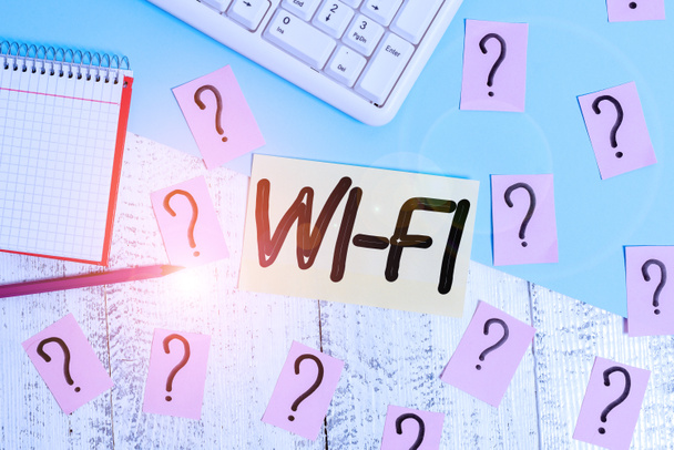 Wi-Fi 'ı gösteren kavramsal el yazısı. İş fotoğrafı radyo teknolojileri genellikle kablosuz yerel alan ağ yazma araçları ve ahşap masanın üzerine karalanmış kağıt için kullanılır. - Fotoğraf, Görsel