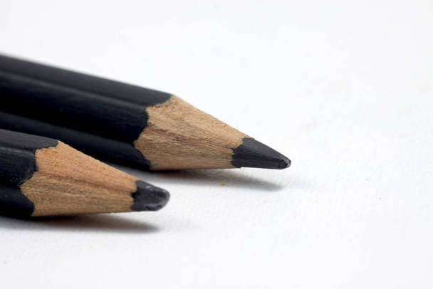 Графитовый деревянный карандаш на изолированном белом фоне
 - Фото, изображение