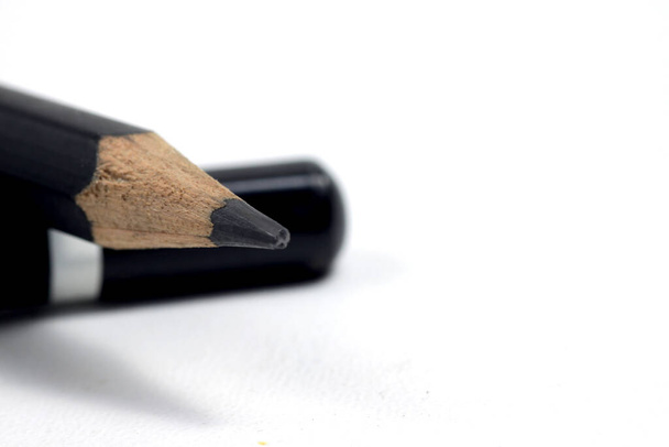Γραφίτης ξύλινο μολύβι σε ένα απομονωμένο λευκό φόντο - Φωτογραφία, εικόνα