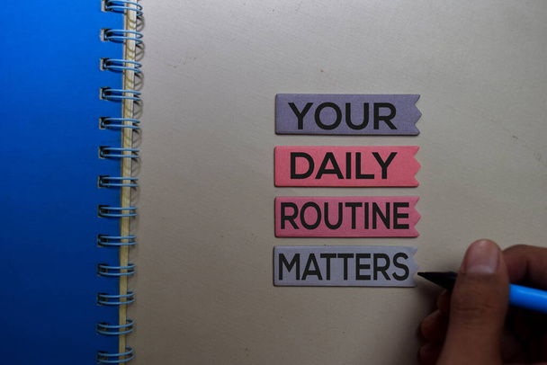 Votre routine quotidienne est importante. Écriture manuscrite sur les notes collantes sur le bureau
 - Photo, image