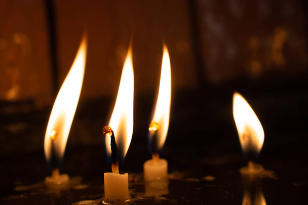 Brennende Kerze macht Licht in Sicht - Foto, Bild