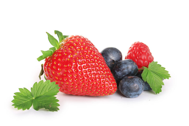 Червоні ягоди на білому тлі
 - Фото, зображення