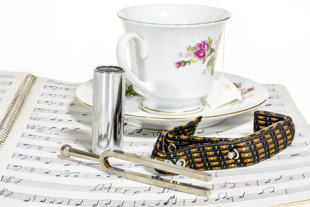 Šálek čaje a nástroje pro přehrávání hudby - Fotografie, Obrázek