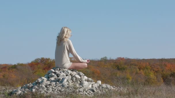 Девушка медитирует в позе лотоса
 - Кадры, видео