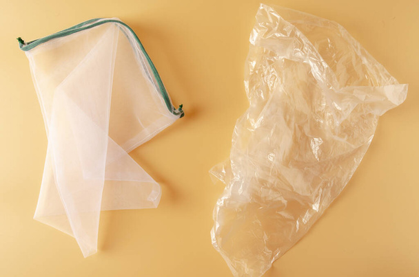 перероблений екологічний пакет проти пластикового пакету ізольовано
 - Фото, зображення