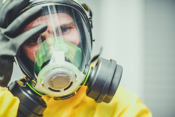 Flustrated Department of Infectious Diseases Worker in Biochemical Gas Mask and Chemical Protective Suit. Geef Point op. Problemen met het gezondheidszorgsysteem Concept Foto. - Foto, afbeelding