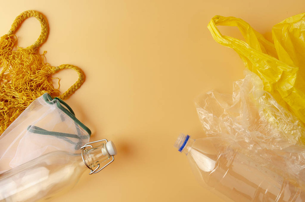 paquete ecológico reciclable vs paquete plástico aislado
 - Foto, imagen