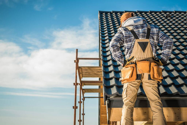 Roofer Contractor Worker su un ponteggio. Nuova costruzione di case. Copertura lavoro
. - Foto, immagini
