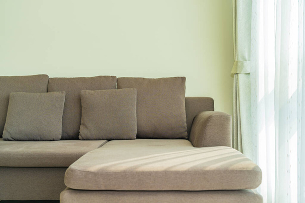 Μαξιλάρι σε καναπέ διακόσμηση εσωτερικό του σαλονιού - Φωτογραφία, εικόνα