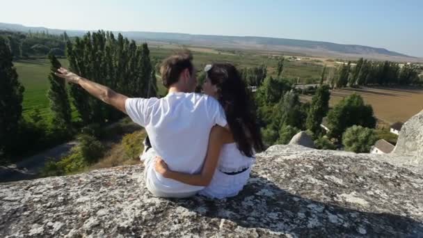 ζευγάρι κάθεται πάνω στον βράχο - Πλάνα, βίντεο