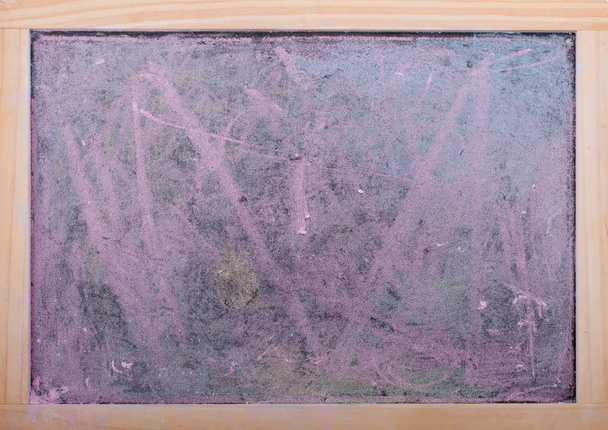 Αφηρημένη σκόνη κιμωλίας καλύπτονται βρώμικο χρωματισμένο φόντο chalkboard - Φωτογραφία, εικόνα