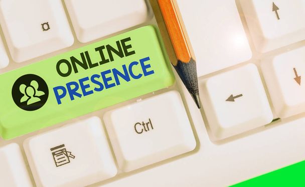 Käsitteellinen käsin kirjoittaminen osoittaa Online Presence. Business valokuva esittelee olemassaolo yksilön löytyy kautta online-haku
. - Valokuva, kuva