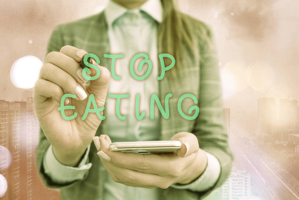 Sms 'je met' Stop met eten '. Conceptuele foto stopt de activiteit van het stoppen of nemen van voedsel in de mond. - Foto, afbeelding