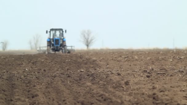 植栽する前にフィールドを耕す農業用トラクター - 映像、動画