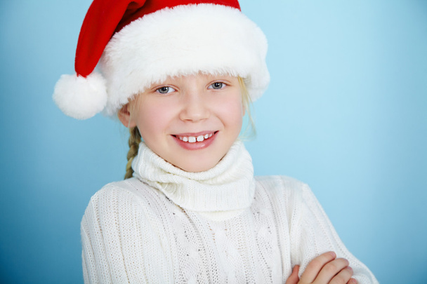 Smiling girl in Santa hat - Valokuva, kuva