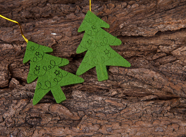 twee bomen van Kerstmis op schors - Foto, afbeelding