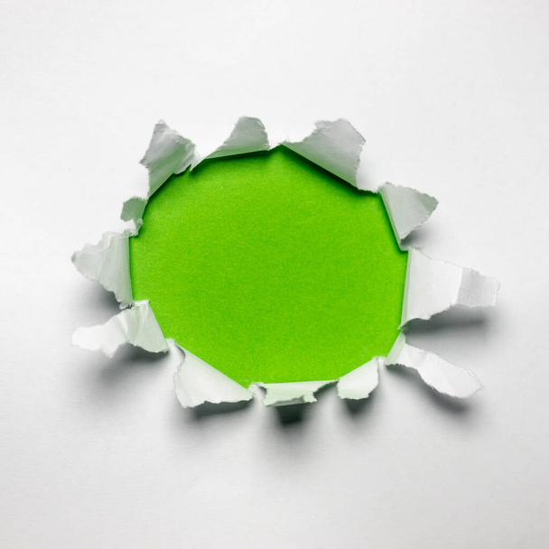 Σχισμένο χαρτί τρύπα με πράσινο χρώμα φόντο - Φωτογραφία, εικόνα