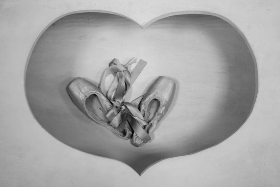 Σημάδια μπαλαρίνας σε κορνίζα σε σχήμα καρδιάς. Μπαλαρίνες παπούτσια. - Φωτογραφία, εικόνα