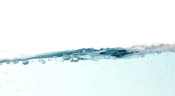 Zavřít modré vodní stříkance se vzduchové bubliny na bílém pozadí izolované. Reklama s volným místem pro vaši práci   - Fotografie, Obrázek