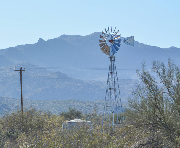 Вітряк качає воду до резервуару в окрузі Мохаве, Соноран Пустеля, штат Арізона США. - Фото, зображення