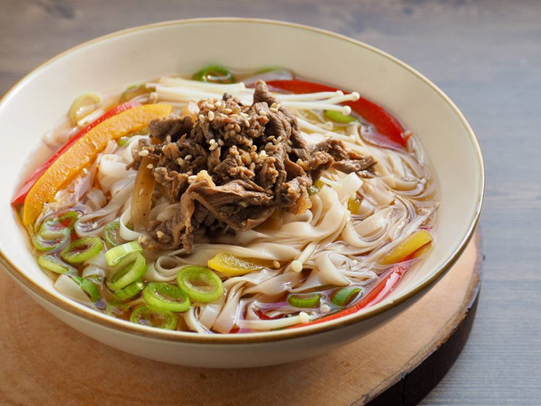 Zupa ryżowa z azjatyckiej wołowiny - Zdjęcie, obraz