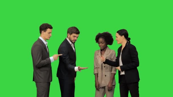 Διάφοροι ενήλικες επιχειρηματίες ενώνουν τα χέρια τους πνεύμα της ομάδας σε μια πράσινη οθόνη, Chroma Key. - Πλάνα, βίντεο