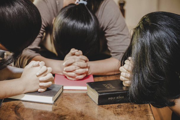 Grupa różnych kobiet modlących się razem, chrześcijanie i koncepcja studiowania Biblii.  - Zdjęcie, obraz