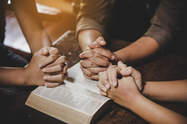 Gruppe verschiedener Frauen, die gemeinsam beten, Christen und Bibelstudienkonzept.  - Foto, Bild