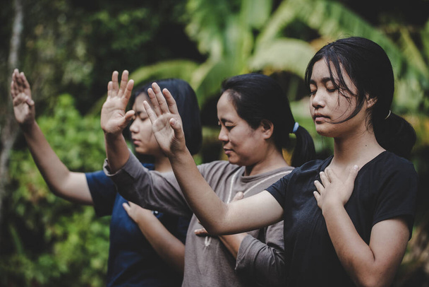 Farklı kadınlardan oluşan bir grup birlikte dua ediyor, Hıristiyanlar ve İncil okuyor..  - Fotoğraf, Görsel
