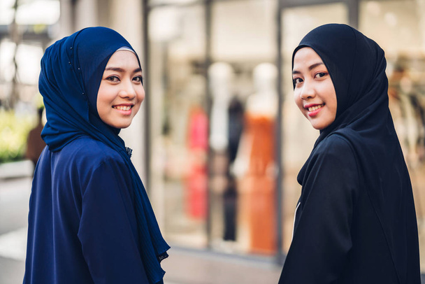 Portret van gelukkige Arabische twee vriend moslim vrouw met hijab jurk glimlachen en kijk naar de camera in de winkel - Foto, afbeelding