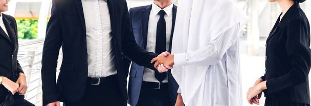 アラブのビジネスマンとの成功したビジネスマン握手パートナー - 写真・画像
