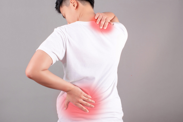 Aasialaiset käyttävät selkäkivuista kärsiviä valkoisia paitoja. Terveyskäsitteet
 - Valokuva, kuva