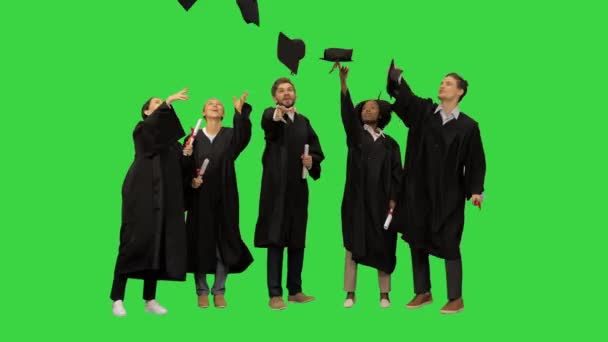 Απόφοιτοι λυκείου πετώντας καπέλα σε μια πράσινη οθόνη, Chroma Key. - Πλάνα, βίντεο