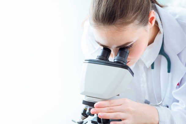 研究室で顕微鏡を見ている医学博士科学者武漢の概念から新しいコロナウイルス - 写真・画像
