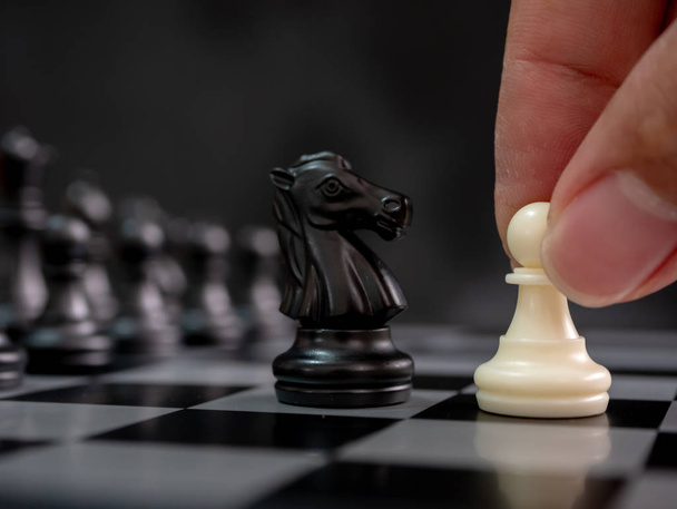 Stratejik planlama iş rekabeti konsepti. El ele tutuşan beyaz piyon satranç tahtası oyunu oynuyor. Başarıya lider ve takım çalışması - Fotoğraf, Görsel