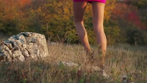 Chica caminando en valle
 - Metraje, vídeo