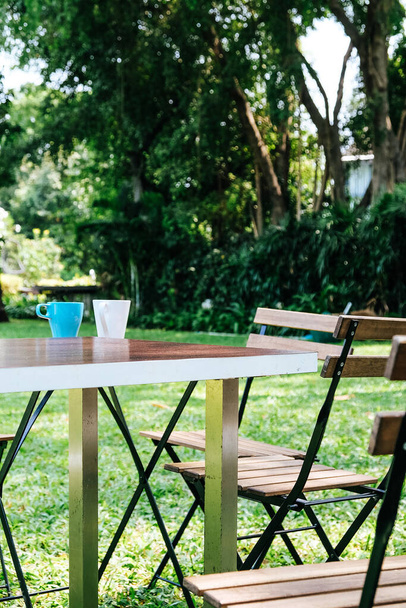 Apparecchiatura di tavolo per un pranzo di giardino - Foto, immagini